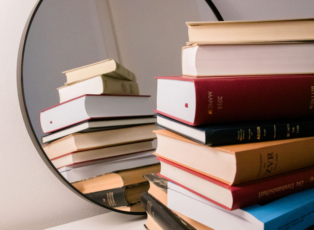 Bücher im Büro, DKS Rechtsanwalt in Wien