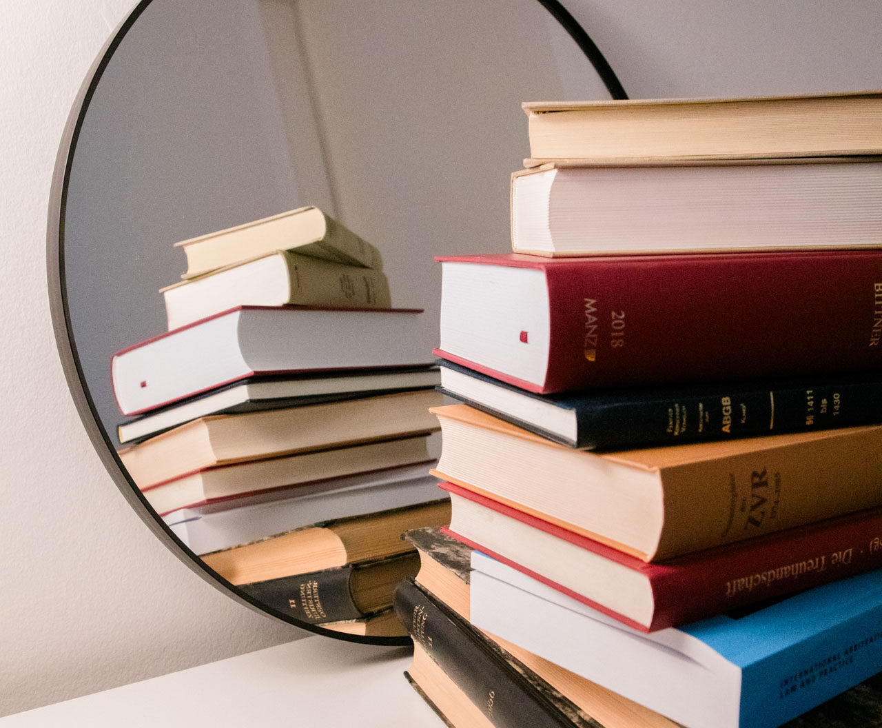 Bücher im Büro, DKS Rechtsanwalt in Wien