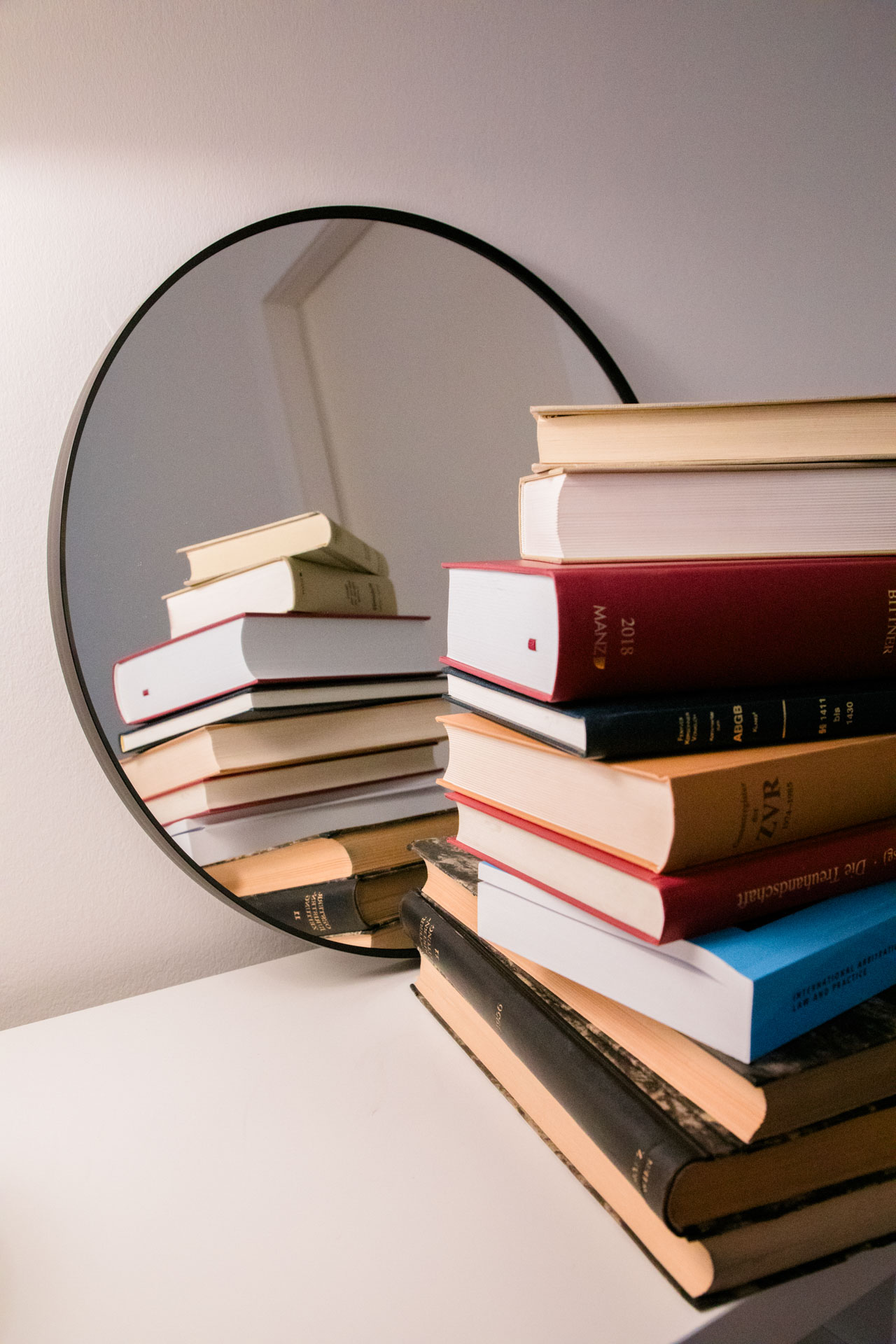 Bücher im Büro, DKS Rechtsanwalt in Wien